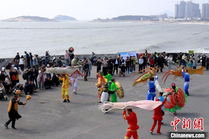 围绕东山非遗文化、滨海风光、渔家风情，采风人员纷纷拿起手中的镜头，定格美好瞬间。　翁祥赞 摄