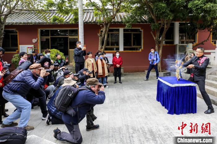 围绕东山非遗文化、滨海风光、渔家风情，采风人员纷纷拿起手中的镜头，定格美好瞬间。　刘汉添 摄