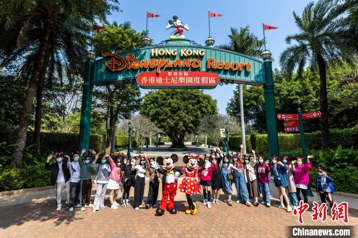 两地全面“通关”后首个大湾区大型旅行团抵达香港迪士尼