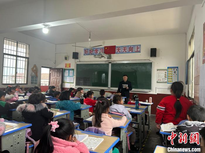 陈胜谦正在上课，教导一年级学生。　刘美玲 摄