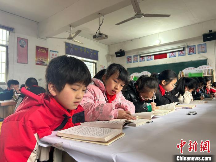 石门小学以书香校园活动破题，引导孩子读书明理。　刘美玲 摄