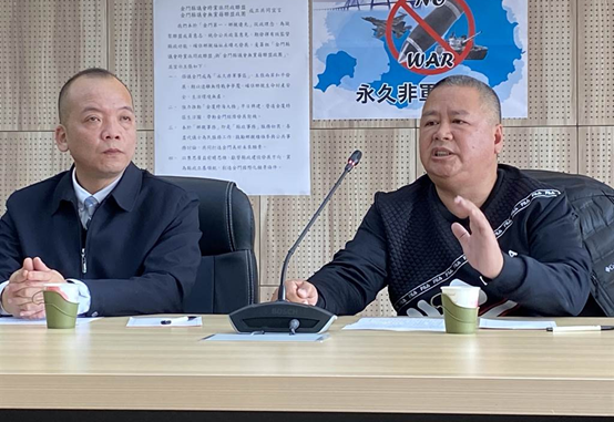 金门县“无党籍联盟政团”召集人洪鸿斌(右)与“跨党派问政联盟”召集人陈泱瑚(左)共同在成立大会上发表4大宣言。图自中时新闻网.png