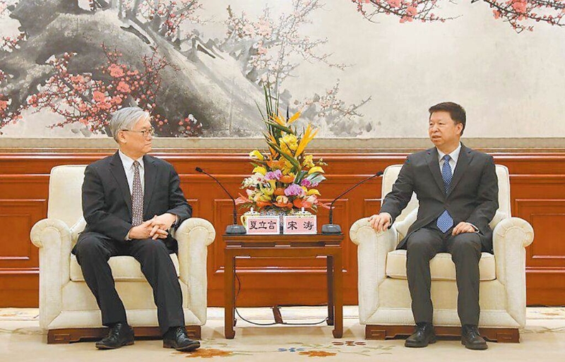 國民黨副主席夏立言（左）9日在北京與大陸國台辦主任宋濤會面。（新華社）.jpg