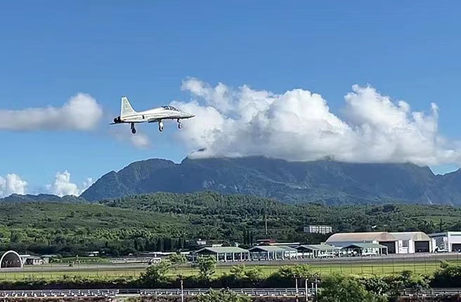 台东志航基地F5战机升空训练