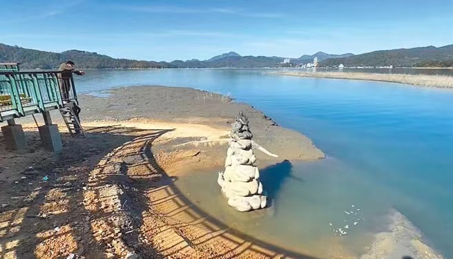 台湾缺水 日月潭九蛙见底