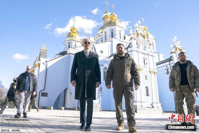 当地期间2月20日，好意思国总统拜登与乌克兰总统泽连斯基在乌克兰齐门基辅一教堂前会面交谈。（图源：中新网）