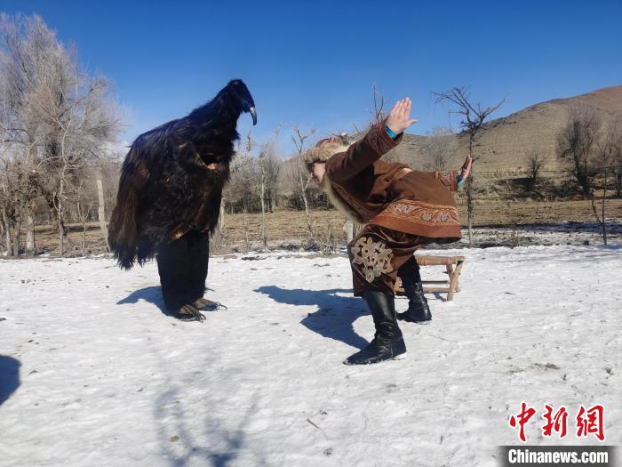 新疆哈萨克族鹰舞藏着怎样的人与自然和谐相处之道？
