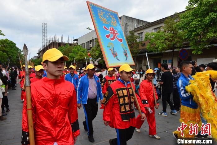 2月28日，海口冼夫人文化节活动现场，村民“装军”巡游。　凌楠 摄