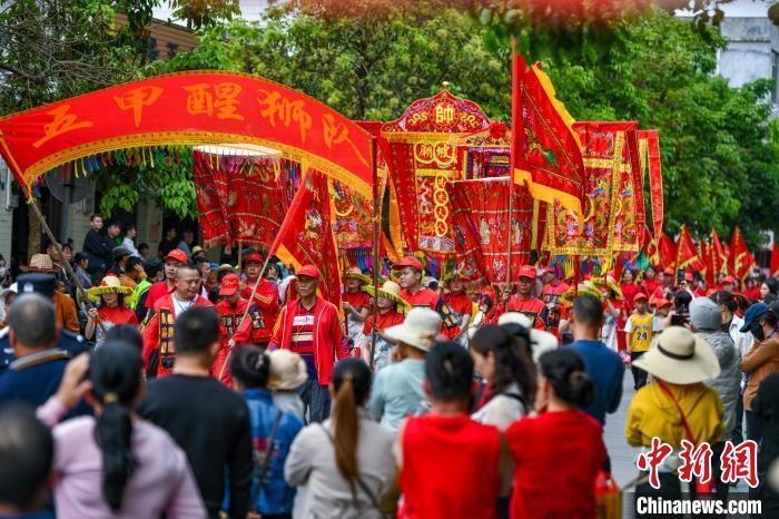 海口民众“装军巡游”闹军坡祭祀“岭南圣母”冼夫人