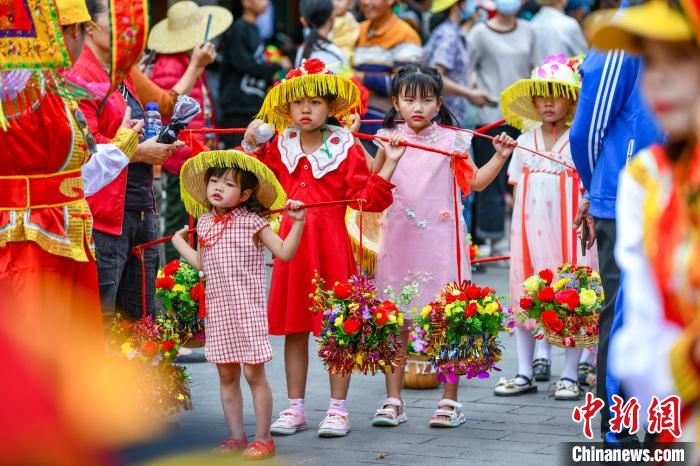 图为在“装军巡游”活动中肩挑花篮的小朋友。　骆云飞 摄