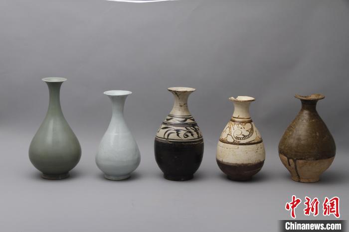 济南元代张荣家族墓地出土瓷玉壶春瓶。　山东省文化和旅游厅供图