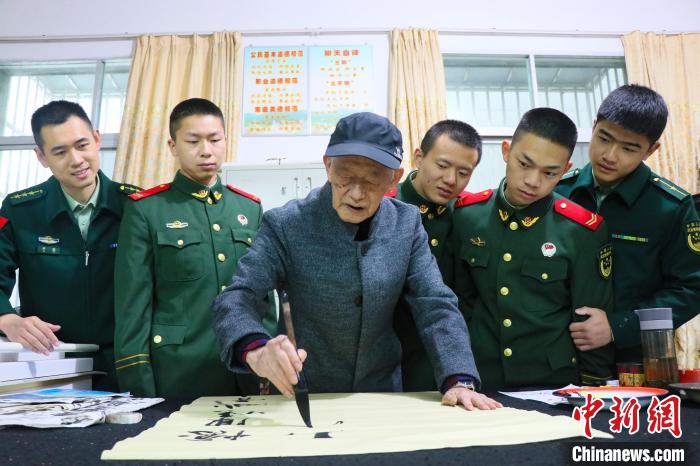 书法老师笔下生辉。　王令兴 摄