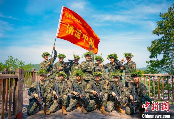 官兵训练间隙合影留念。　欧家程 摄