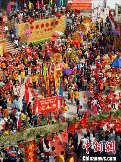 逾8万名游客及民众参与体验兴业县蒲塘镇“寒山诞”。　廖源 摄
