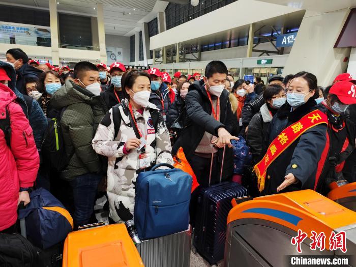 青藏集团公司今年首趟进藏旅游专列在西宁开行