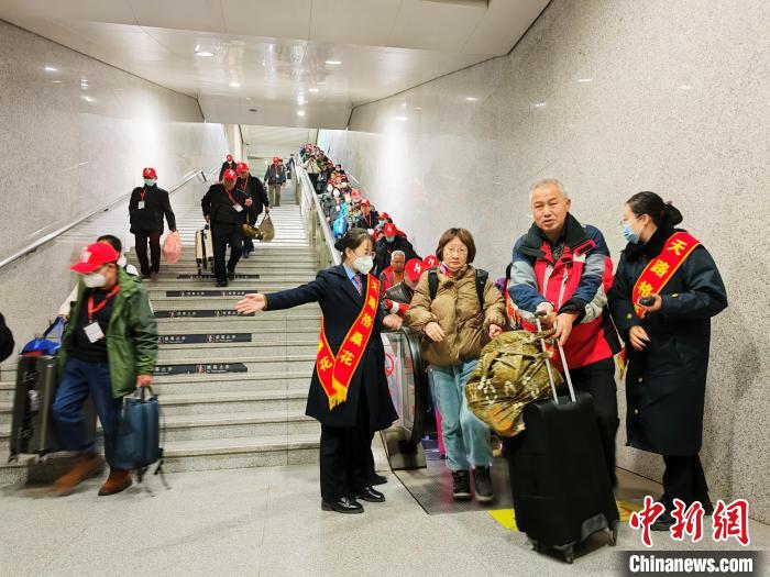 图为乘坐首趟进藏旅游专列的旅客进站。　杨红健 摄