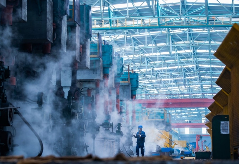 1月27日，位于安徽省马鞍山市的中国宝武马钢股份特钢公司生产线上，工人在生产线上忙碌。（图源：新华社）