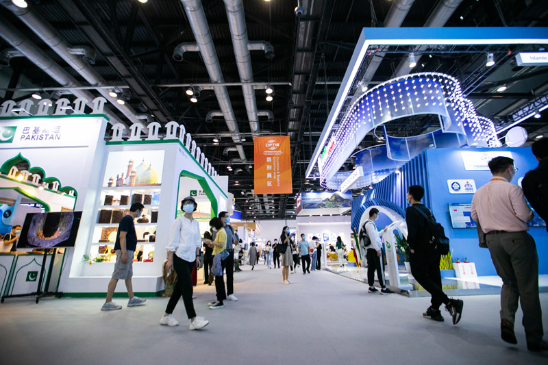 2022年9月3日，人们在服贸会国家会议中心展馆国别展区参观。（图源：新华社）