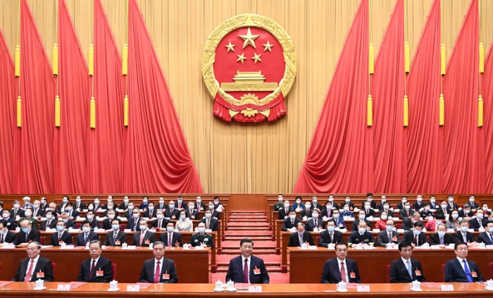 3月11日，第十三届全国人民代表大会第四次会议在北京人民大会堂闭幕。党和国家领导人习近平、李克强、汪洋、王沪宁、赵乐际、韩正、王岐山等在主席台就座，栗战书主持闭幕会并发表讲话。新华社记者 谢环驰 摄