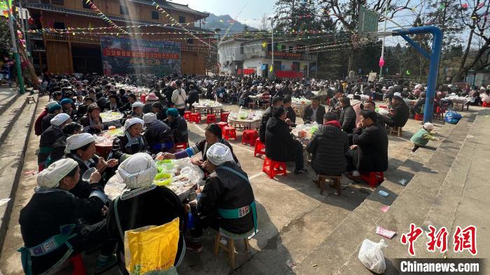 广西大苗山妇女回娘家庆节日