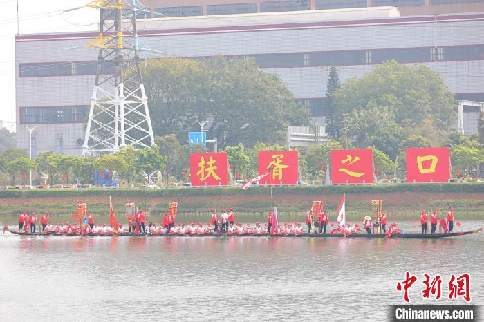 “扶胥号”龙船在南海神庙古港码头巡游。　朱伟钊 摄