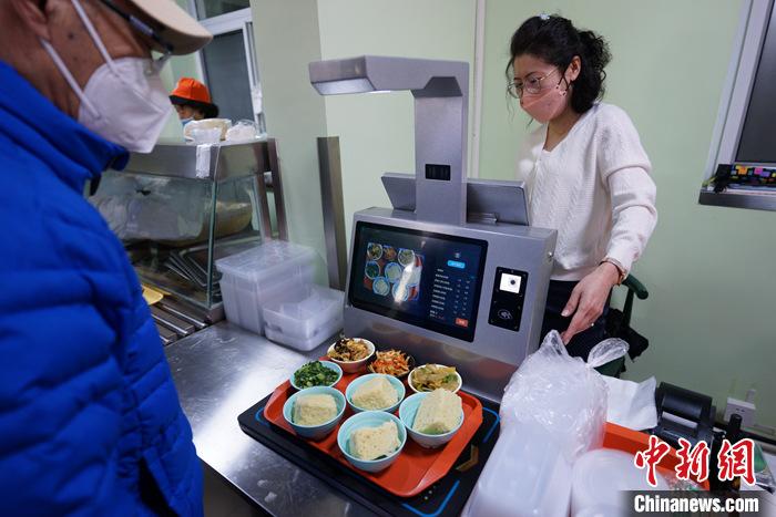 资料图：位于天津市和平区南营门街道的老年人“智慧食堂”投入使用。据悉，该“智慧食堂”取餐、结算均采用智能化方式，前来用餐的老人可通过面部识别或刷就餐卡绑定当天所用的餐盘，取菜通道旁的电子屏幕可显示所取主食、菜品的营养成分表等内容，帮助老年人合理搭配膳食。 <a target='_blank' href='/'>中新社</a>记者 佟郁 摄 　