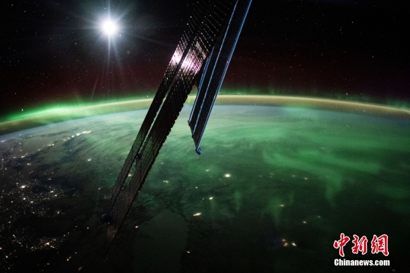 如梦如幻！宇航员从太空捕捉到北极光照片