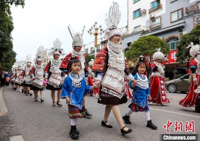 施秉县苗族群众在参加姊妹节盛装巡游。　磨桂宾 摄