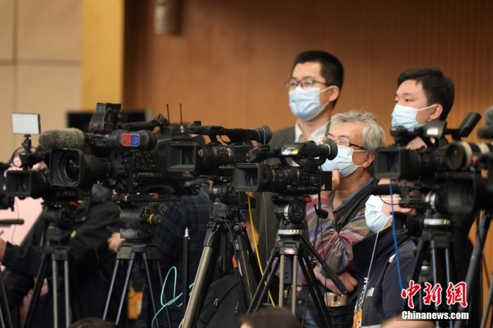 3月7日，十四届全国人大一次会议在北京梅地亚中心多功能厅举行记者会，外交部长秦刚就“中国外交政策和对外关系”相关问题回答中外记者提问。图为记者在现场工作。<a target='_blank' href='/'>中新社</a>记者 毛建军 摄