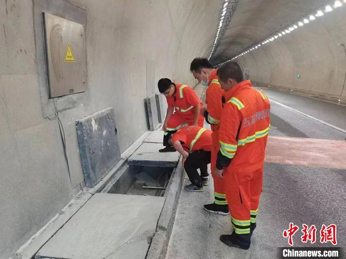 吉林高速的护路“女神”：爬桥翻栏穿隧道是“家常便饭”