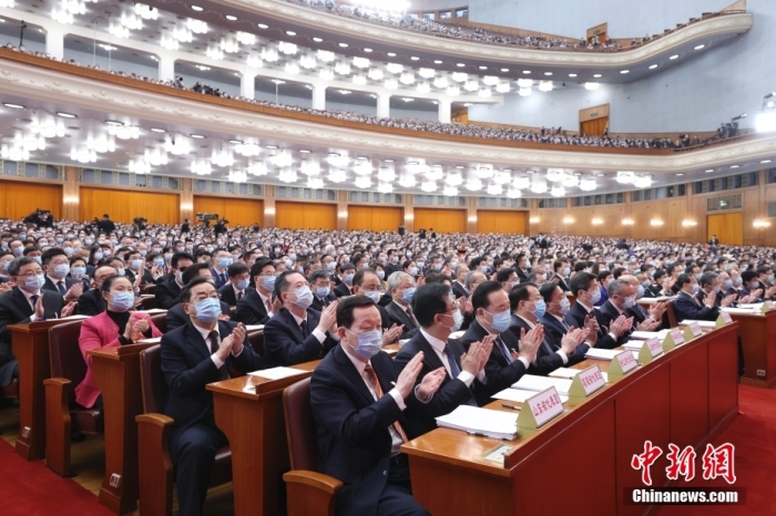 2023年3月5日，十四届全国人大一次会议在北京人民大会堂开幕。<a target='_blank' href='/'>中新社</a>记者 盛佳鹏 摄
