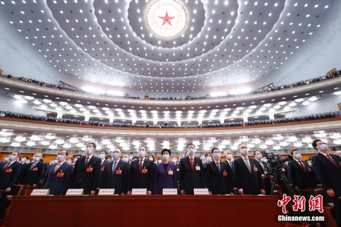 2023年3月5日，十四届全国人大一次会议在北京人民大会堂开幕。<a target='_blank' href='/'>中新社</a>记者 盛佳鹏 摄