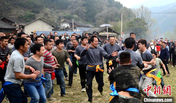 3月6日，广西桂林市龙胜各族自治县三门镇同烈村，瑶族民众参加“抢花炮”活动。　潘志祥 摄