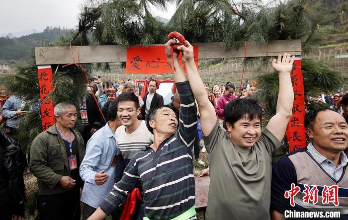 3月6日，广西桂林市龙胜各族自治县三门镇同烈村，瑶族民众参加“抢花炮”活动。　杨光足 摄