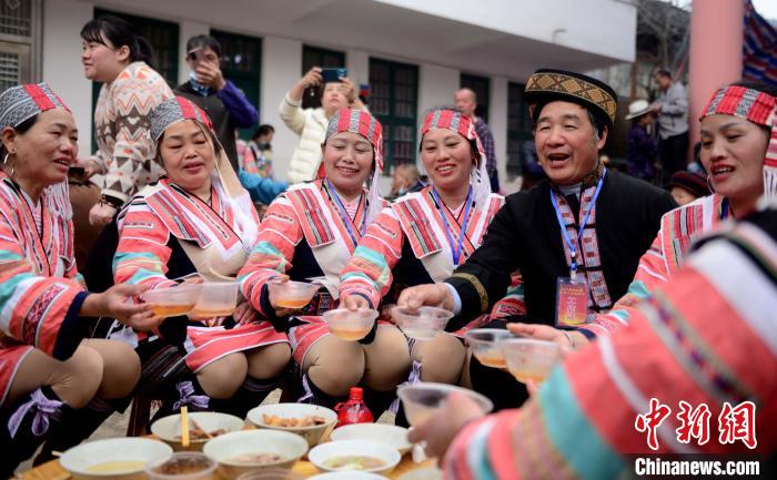 3月6日，广西桂林市龙胜各族自治县三门镇同烈村，瑶族同胞在花炮节共享“百家宴”。　肖春媛 摄