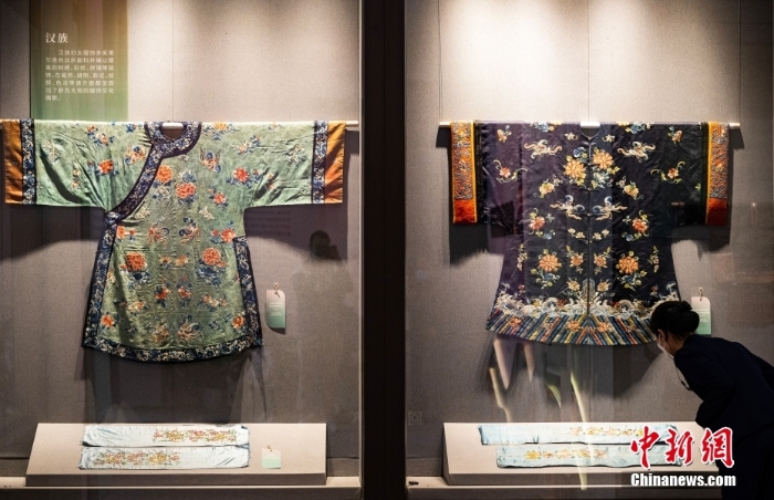 中国民族传统女性服饰在中国园林博物馆展示