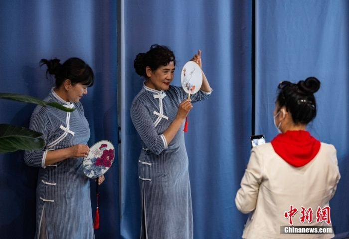 中国民族传统女性服饰在中国园林博物馆展示