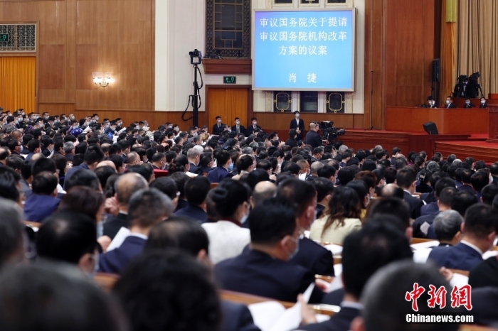 3月7日，十四届全国人大一次会议在北京人民大会堂举行第二次全体会议。受国务院委托，国务委员兼国务院秘书长肖捷作关于国务院机构改革方案的说明。<a target='_blank' href='/'>中新社</a>记者 盛佳鹏 摄