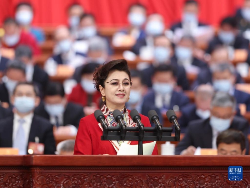 3月7日，全国政协十四届一次会议在北京人民大会堂举行第二次全体会议。这是迪丽娜尔·阿布拉委员作大会发言。（图源：新华社）