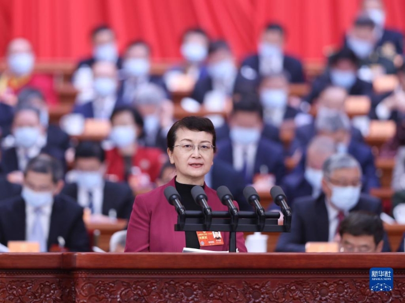 3月7日，全国政协十四届一次会议在北京人民大会堂举行第二次全体会议。这是李玛琳委员代表民进中央作大会发言。（图源：新华社）
