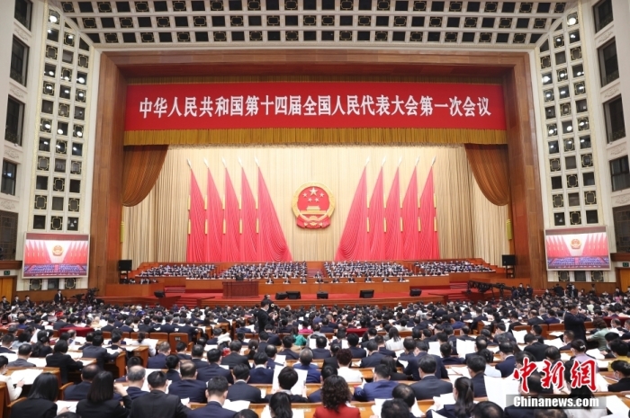 3月7日，十四届全国人大一次会议在北京人民大会堂举行第二次全体会议。<a target='_blank' href='/'>中新社</a>记者 盛佳鹏 摄
