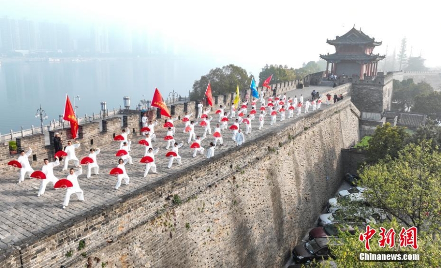 湖北襄阳：游古城 秀太极