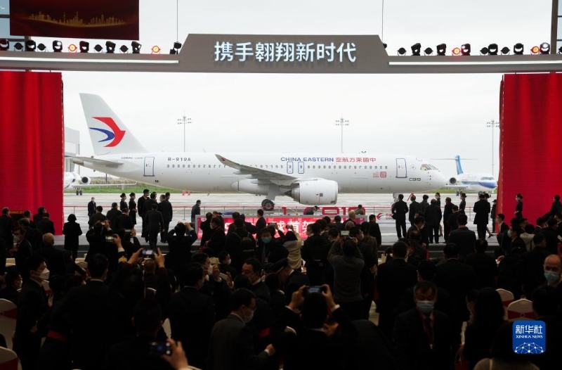 2022年12月9日，国产大飞机C919交付全球首家用户东航的仪式现场。（图源：新华社）