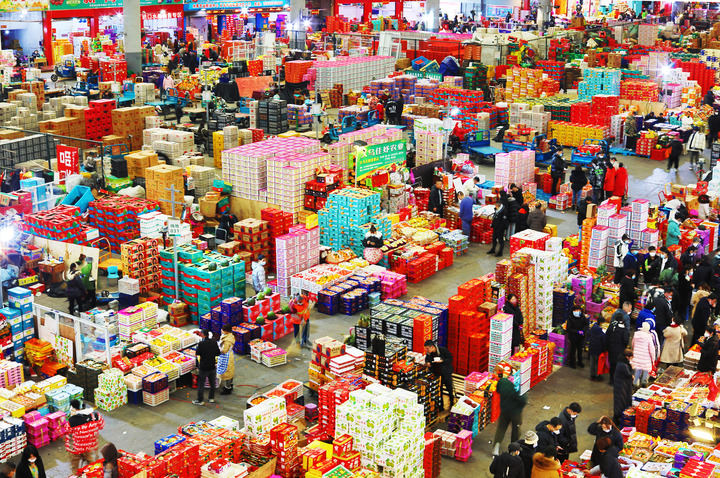 1月17日，消费者在浙江义乌果品市场采购年货。（图源：新华社）