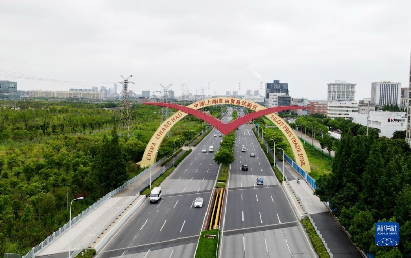 位于上海外高桥保税区的中国（上海）自由贸易试验区标志“海鸥门”。（图源：新华社）