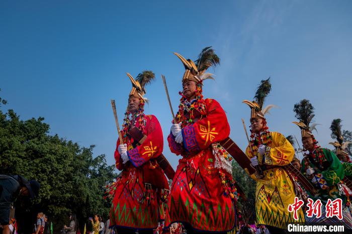 目瑙纵歌队伍有序进入场地。　桂金再 摄