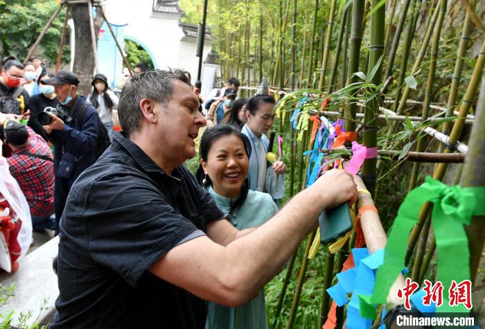 福州：2023“中华花朝节”启幕汉服少女赏花览春光