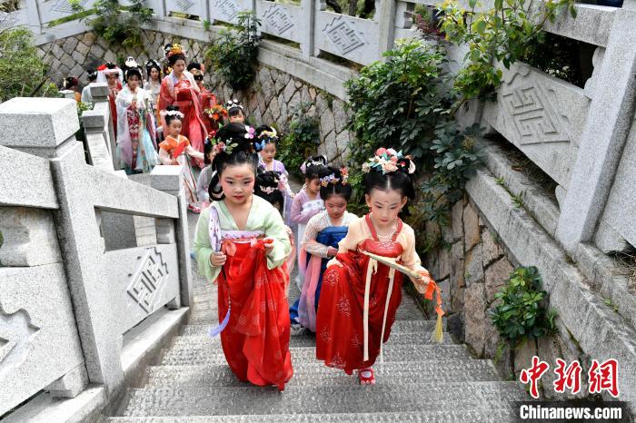 图为福州烟台山汉服巡游。　吕明 摄