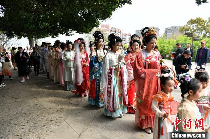 图为福州烟台山汉服巡游。　吕明 摄