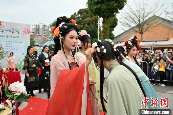 图为“花神”为同袍佩戴鲜花赐福。　俞靖 摄